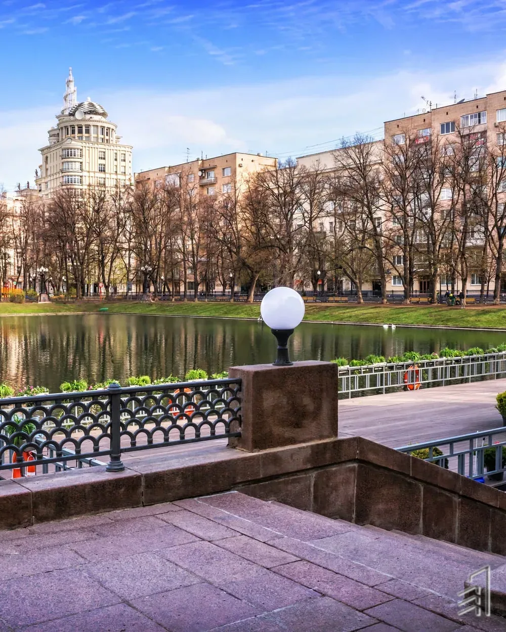 Патриаршие — пруд и дома вокруг него